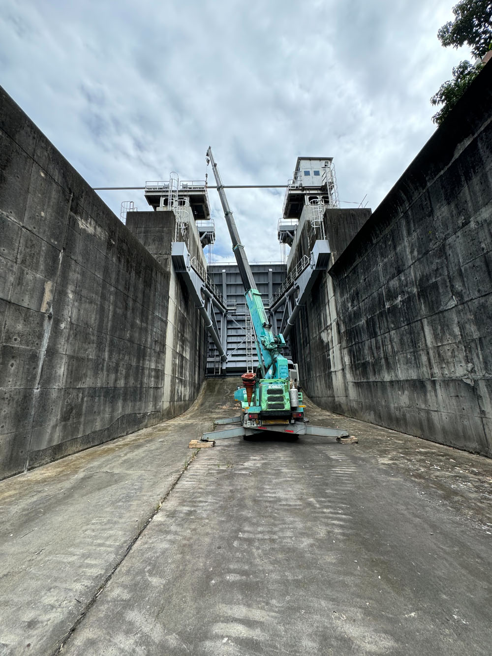 南投水利設施內部設備吊裝作業